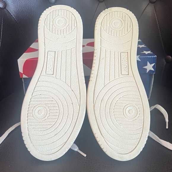 Autry Women’s Medalist Low Sneaker in Leather/Suede White Size 37 - Picture 8 of 9